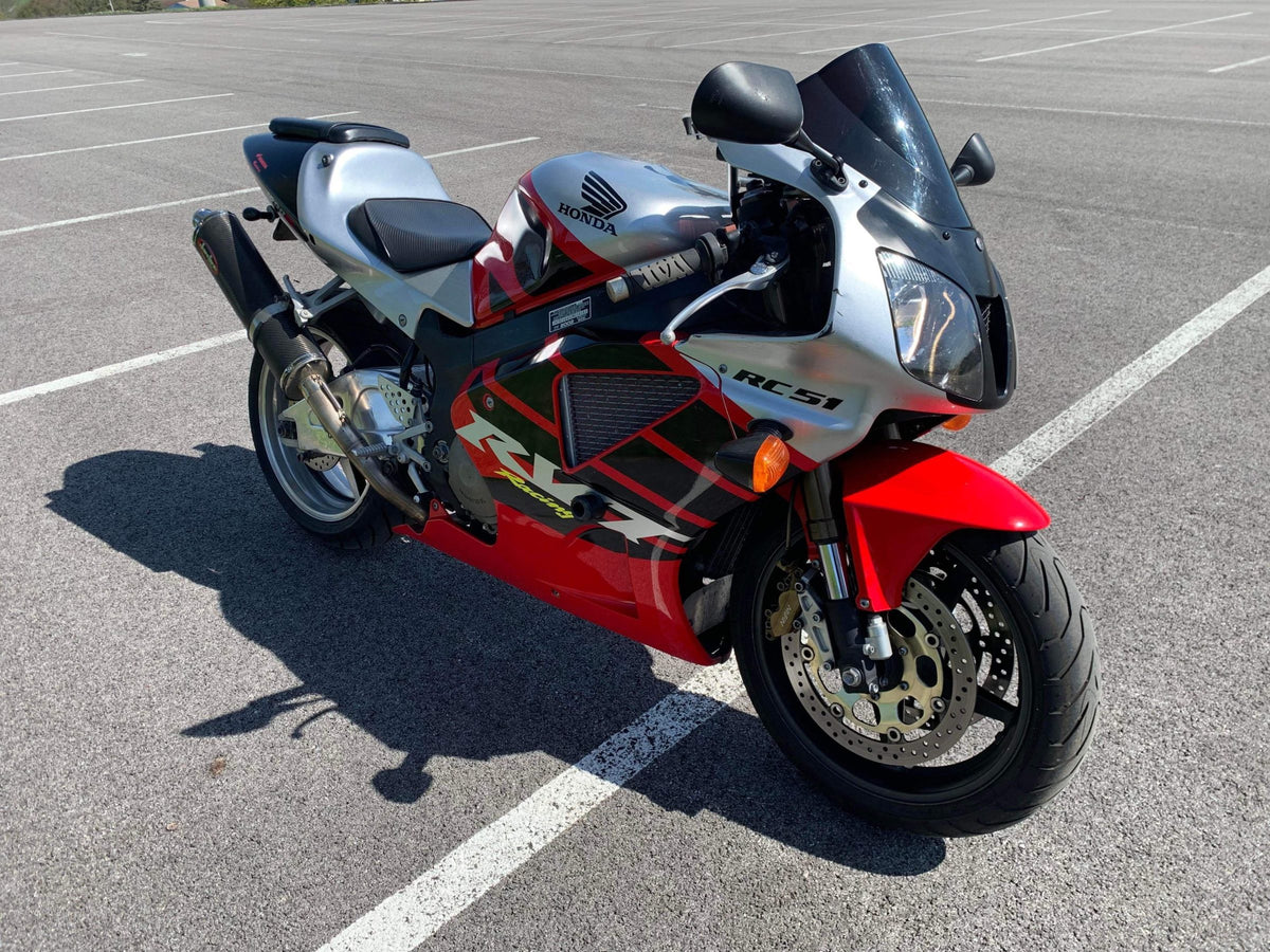 Honda RC51 RVT1000R in silver, red and black