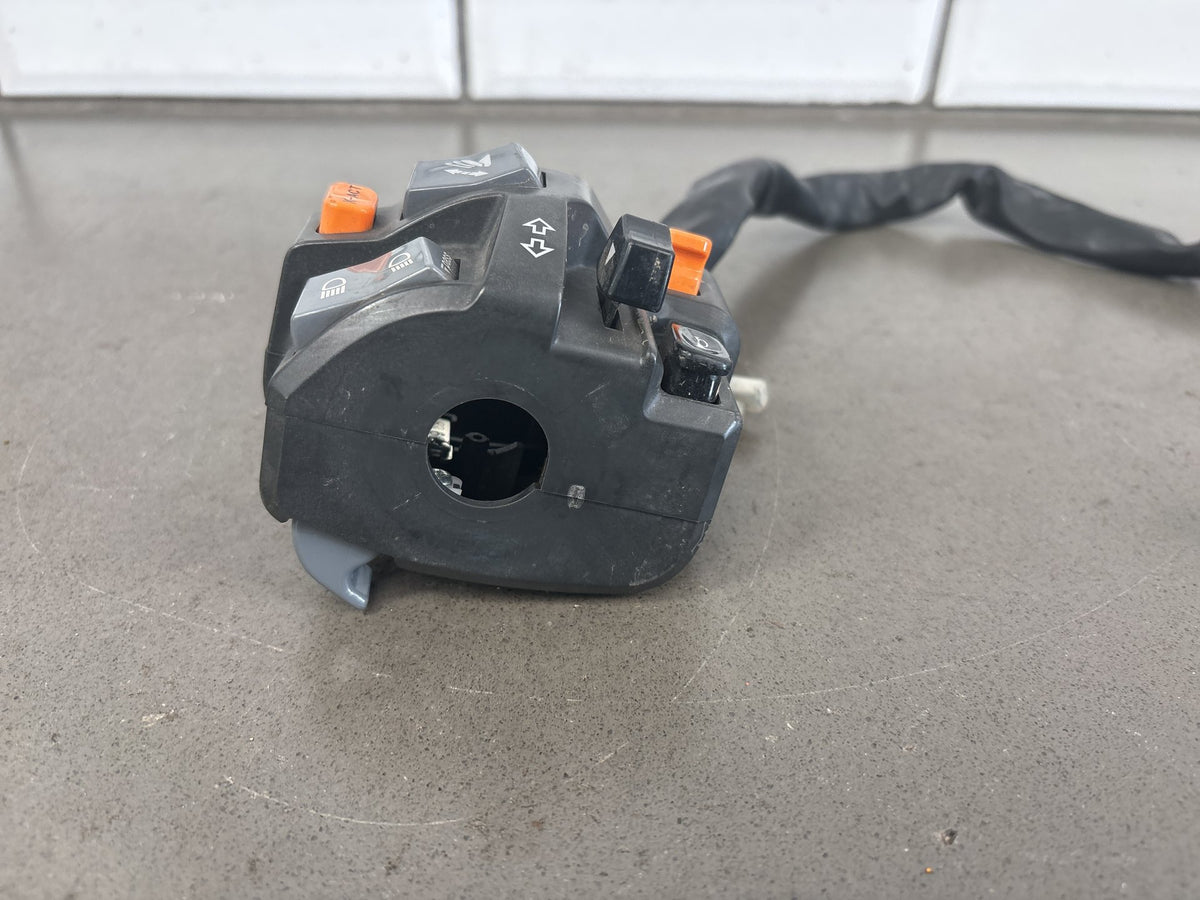 2010-2014 Kawasaki Concours 14 ZG1400 Left Handlebar Control Switch 46091-0202