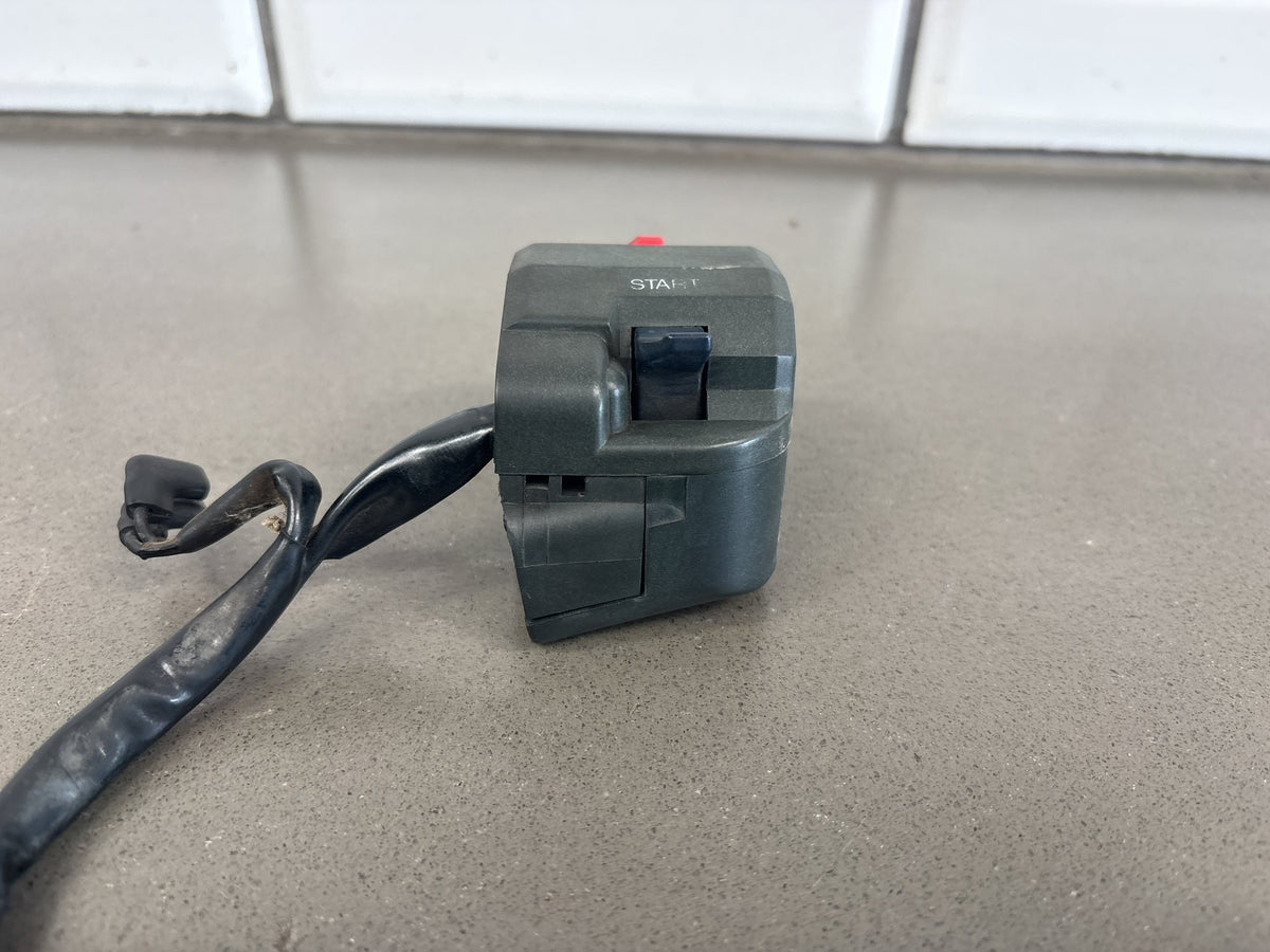 1990-1993 Kawasaki Ninja ZX-11 ZX1100C Right Handlebar Switch Housing 46091-1561