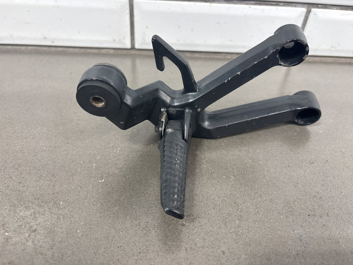 04-09 Suzuki SV650 SV650S Passenger Footpegs Pair OEM 43600-17G20 43700-17G20