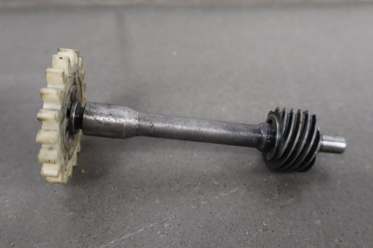 1973-1975 Yamaha RD350 Tach Drive Shaft Gear OEM 27-81786-10-00