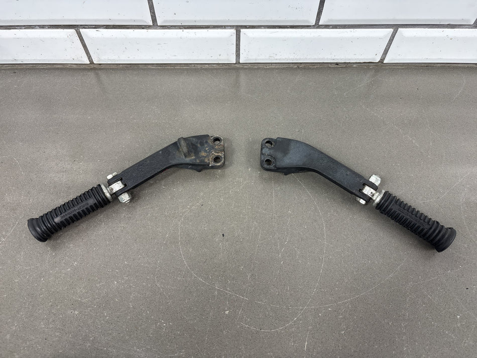 2006-2017 Harley Dyna Passenger Footpegs With Mounts Pair OEM 49224-06A 49230-06
