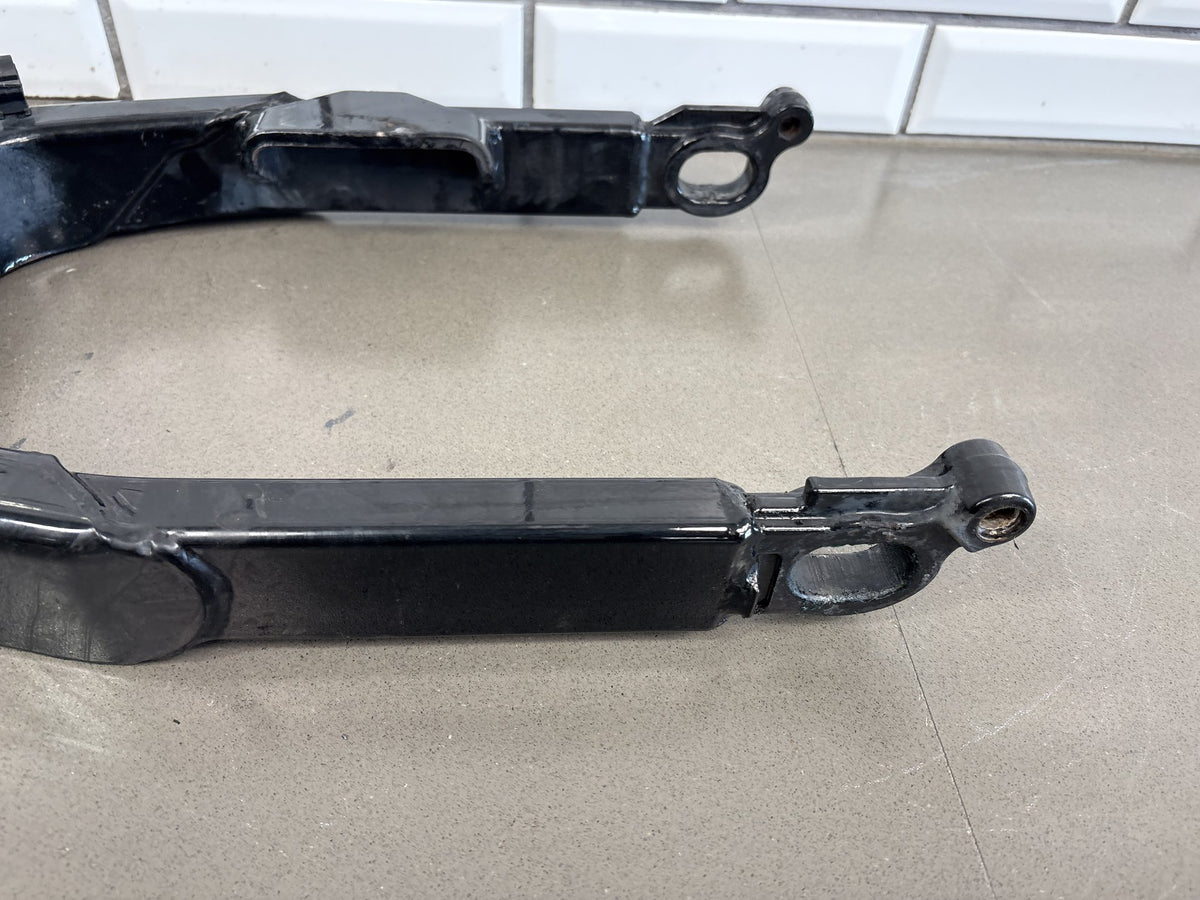 2002-2006 Harley Road King FLHR FLHRI FLHRCI FLHRS Swingarm Black OEM 47549-02A