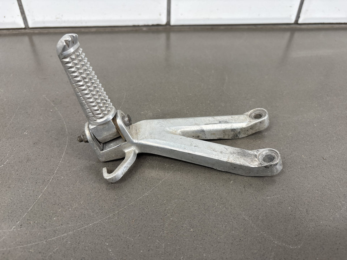 1999-2002 Yamaha YZF-R6 Rear Passenger Foot Peg Brackets Pair OEM