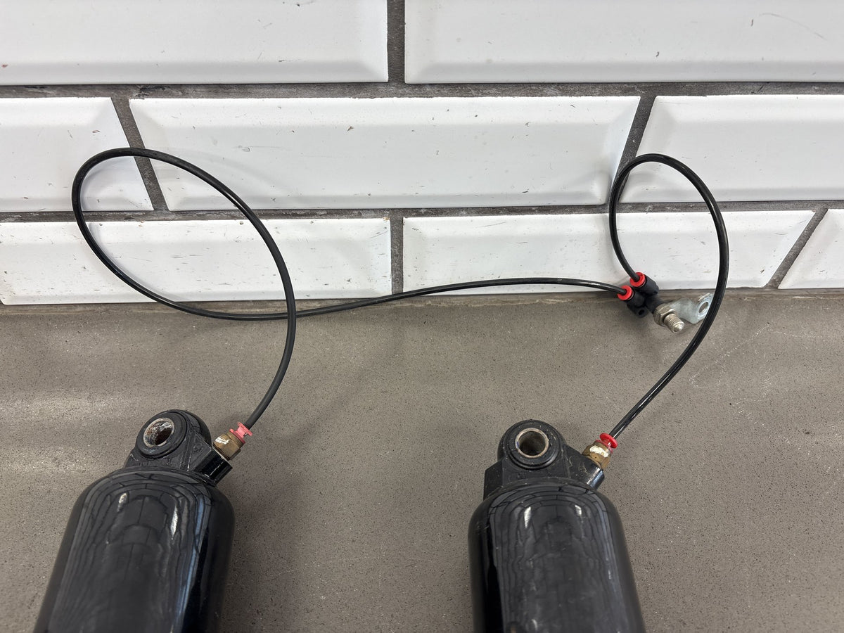 99-06 Harley Road King FLHR FLHRI FLHRCI FLHRS Rear Air Shocks Pair 54565-97C