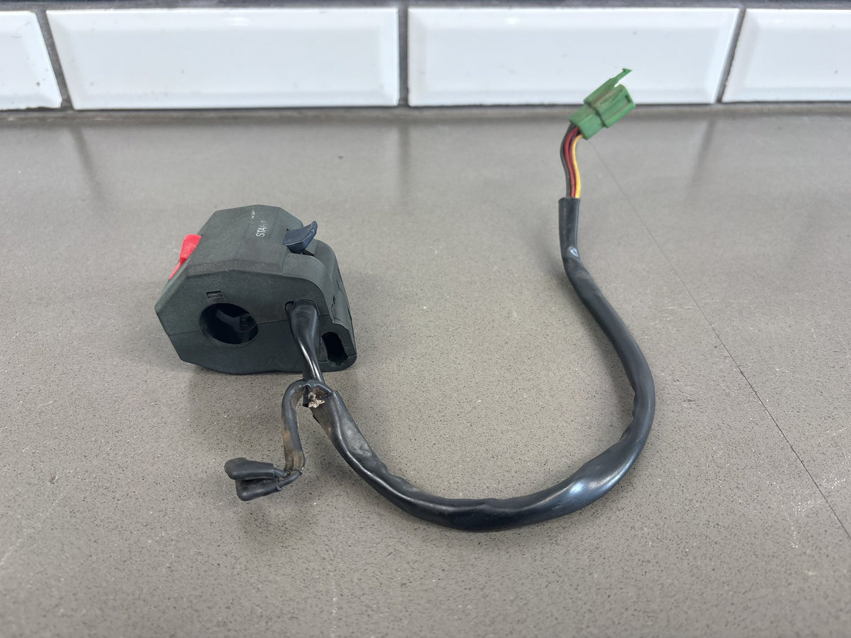 1990-1993 Kawasaki Ninja ZX-11 ZX1100C Right Handlebar Switch Housing 46091-1561