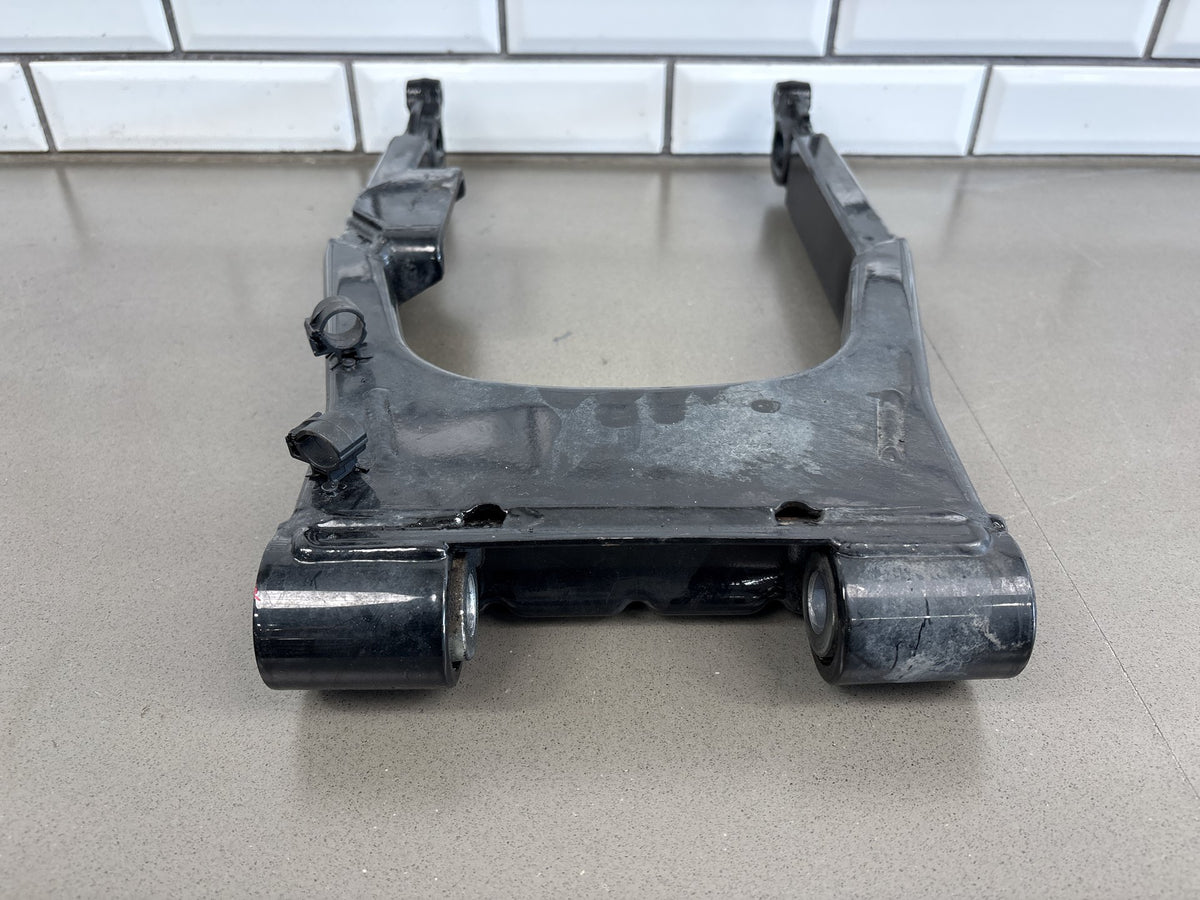 2002-2006 Harley Road King FLHR FLHRI FLHRCI FLHRS Swingarm Black OEM 47549-02A