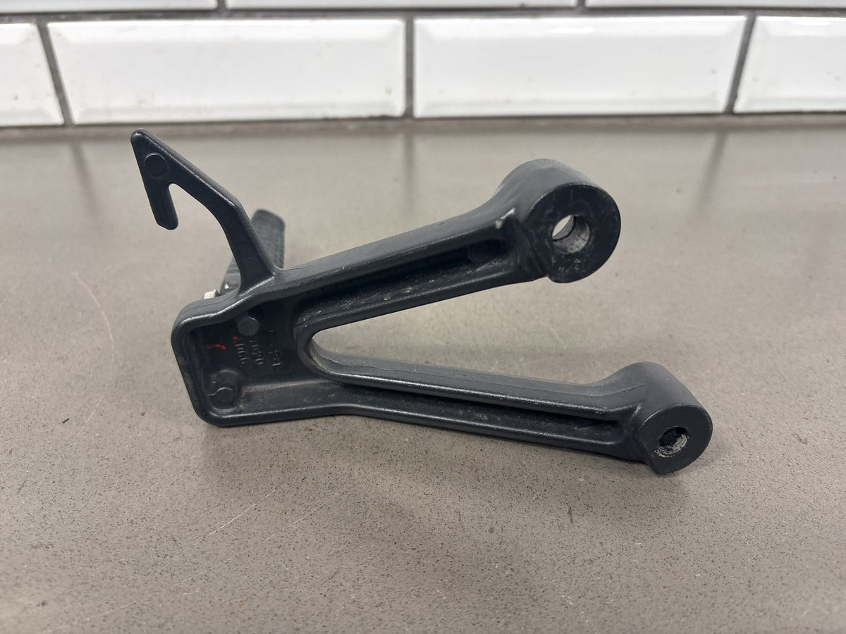 04-09 Suzuki SV650 SV650S Passenger Footpegs Pair OEM 43600-17G20 43700-17G20