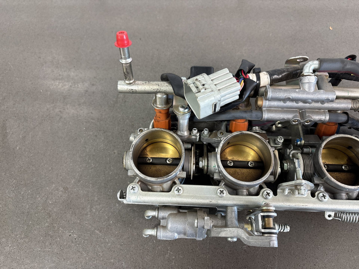 2006 Yamaha FJR1300A Throttle Bodies Injectors Fuel Rail TPS OEM 3P6-13750-01-00