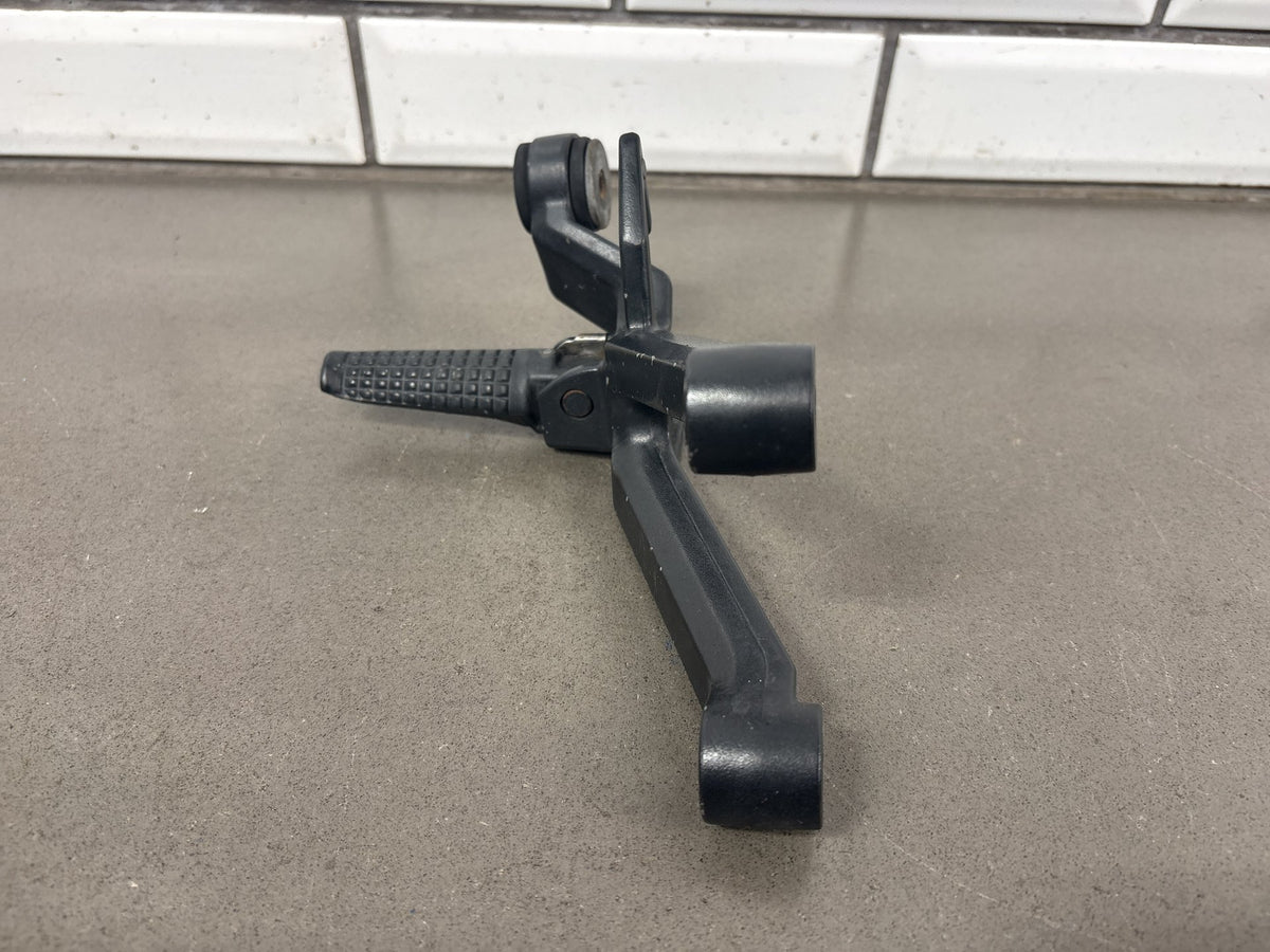 04-09 Suzuki SV650 SV650S Passenger Footpegs Pair OEM 43600-17G20 43700-17G20