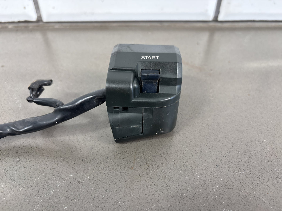 1990-1993 Kawasaki Ninja ZX-11 ZX1100C Right Handlebar Switch Housing 46091-1561
