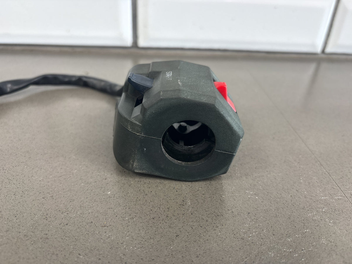1990-1993 Kawasaki Ninja ZX-11 ZX1100C Right Handlebar Switch Housing 46091-1561