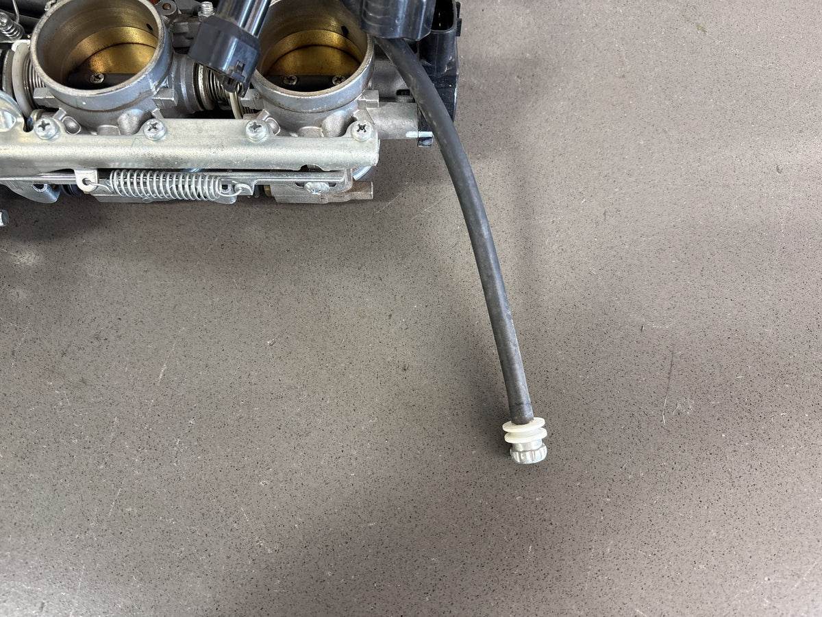 2006 Yamaha FJR1300A Throttle Bodies Injectors Fuel Rail TPS OEM 3P6-13750-01-00