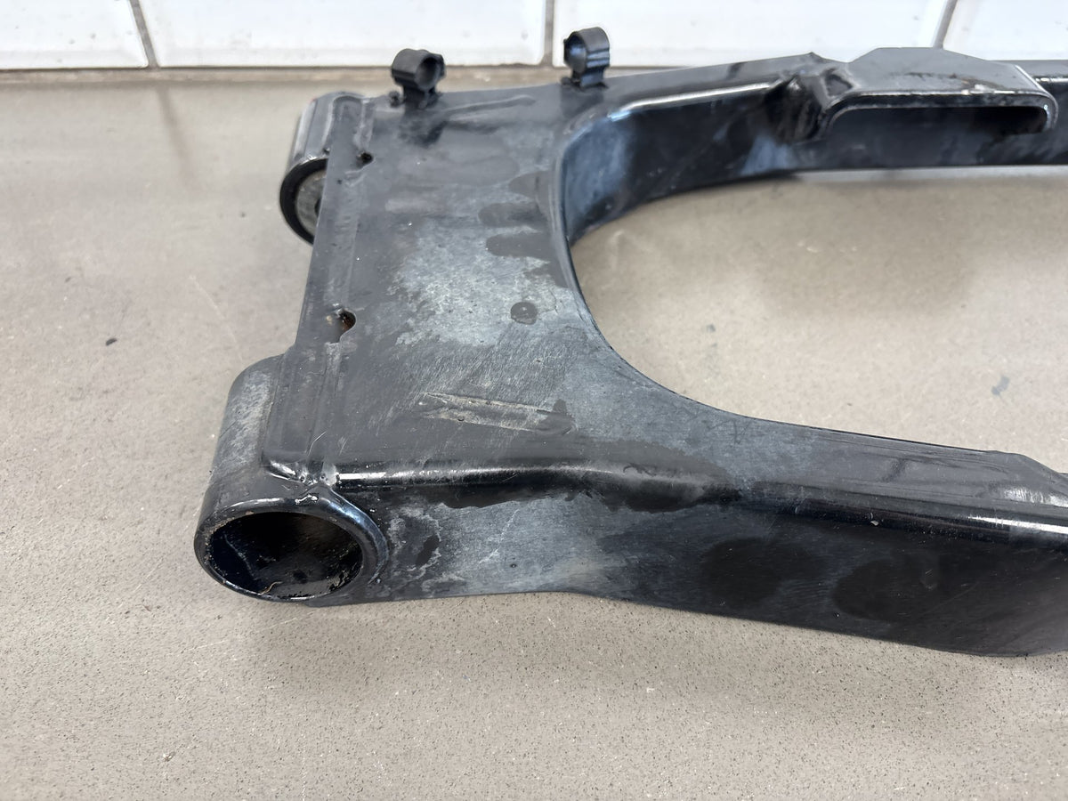 2002-2006 Harley Road King FLHR FLHRI FLHRCI FLHRS Swingarm Black OEM 47549-02A