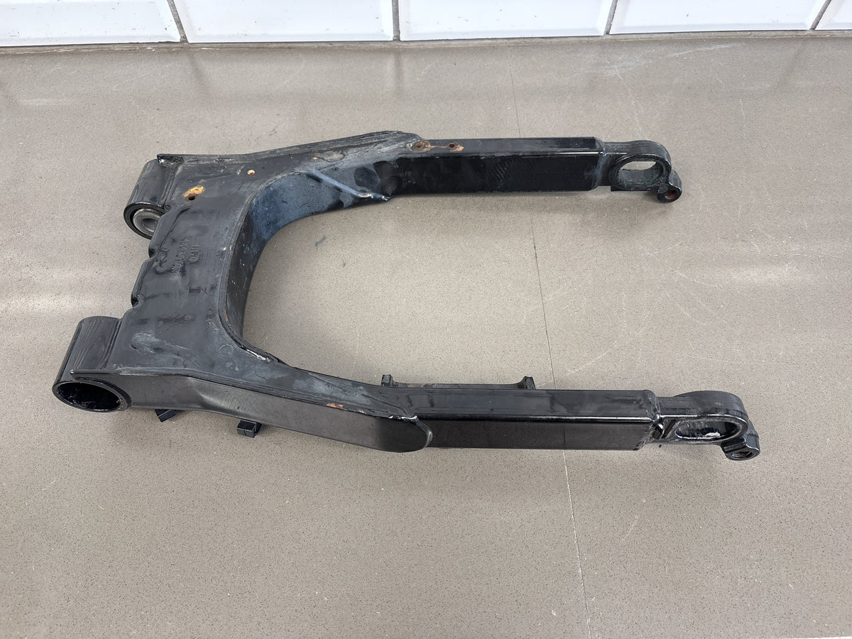 2002-2006 Harley Road King FLHR FLHRI FLHRCI FLHRS Swingarm Black OEM 47549-02A