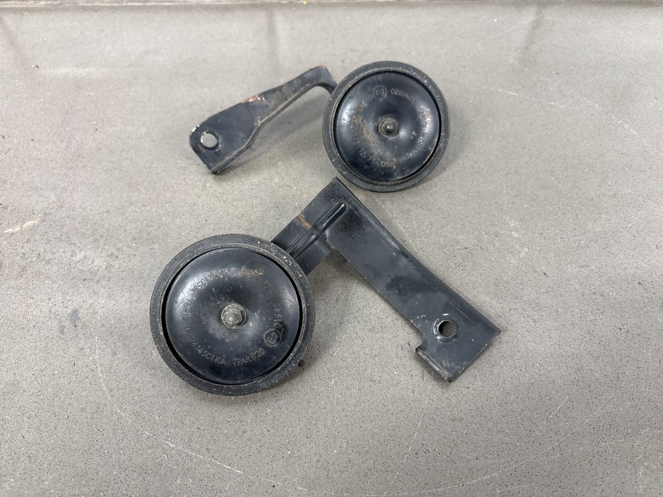 1990-1993 Kawasaki Ninja ZX-11 ZX1100C Horn Pair With Brackets OEM 27003-1320