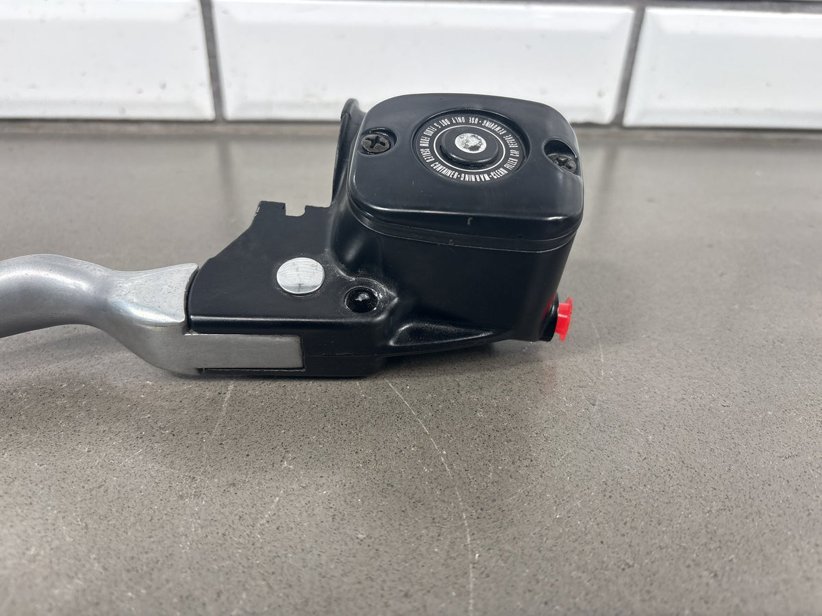 99-04 Harley Road King FLHR FLHRI FLHRCI Front Brake Master Cylinder 45013-96D