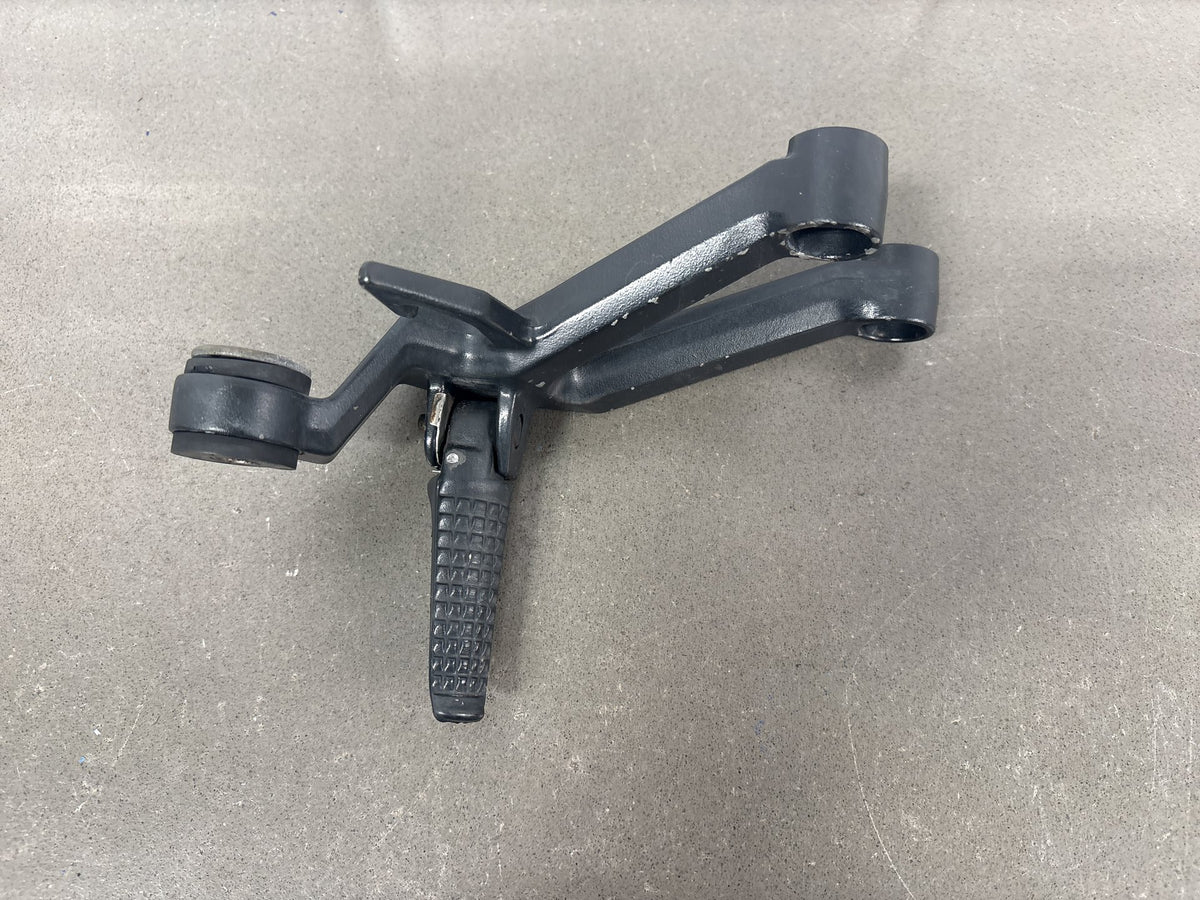04-09 Suzuki SV650 SV650S Passenger Footpegs Pair OEM 43600-17G20 43700-17G20