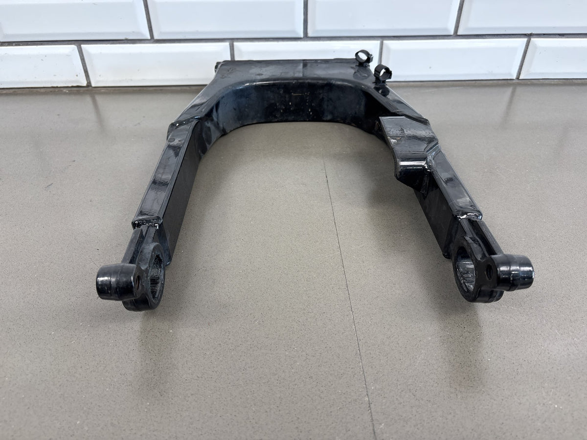 2002-2006 Harley Road King FLHR FLHRI FLHRCI FLHRS Swingarm Black OEM 47549-02A