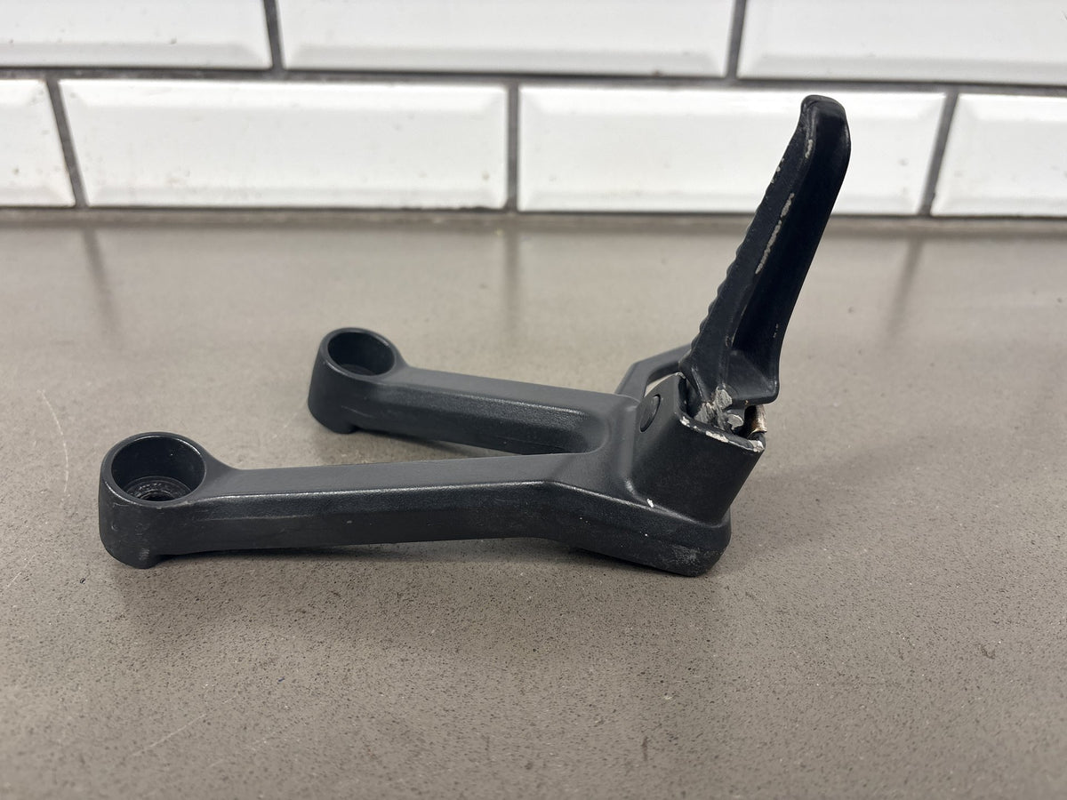 04-09 Suzuki SV650 SV650S Passenger Footpegs Pair OEM 43600-17G20 43700-17G20