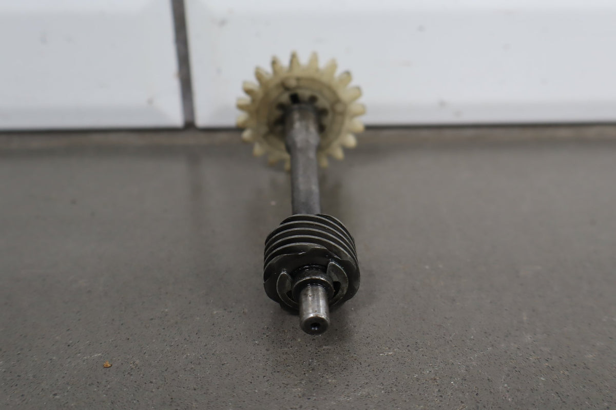 1973-1975 Yamaha RD350 Tach Drive Shaft Gear OEM 27-81786-10-00