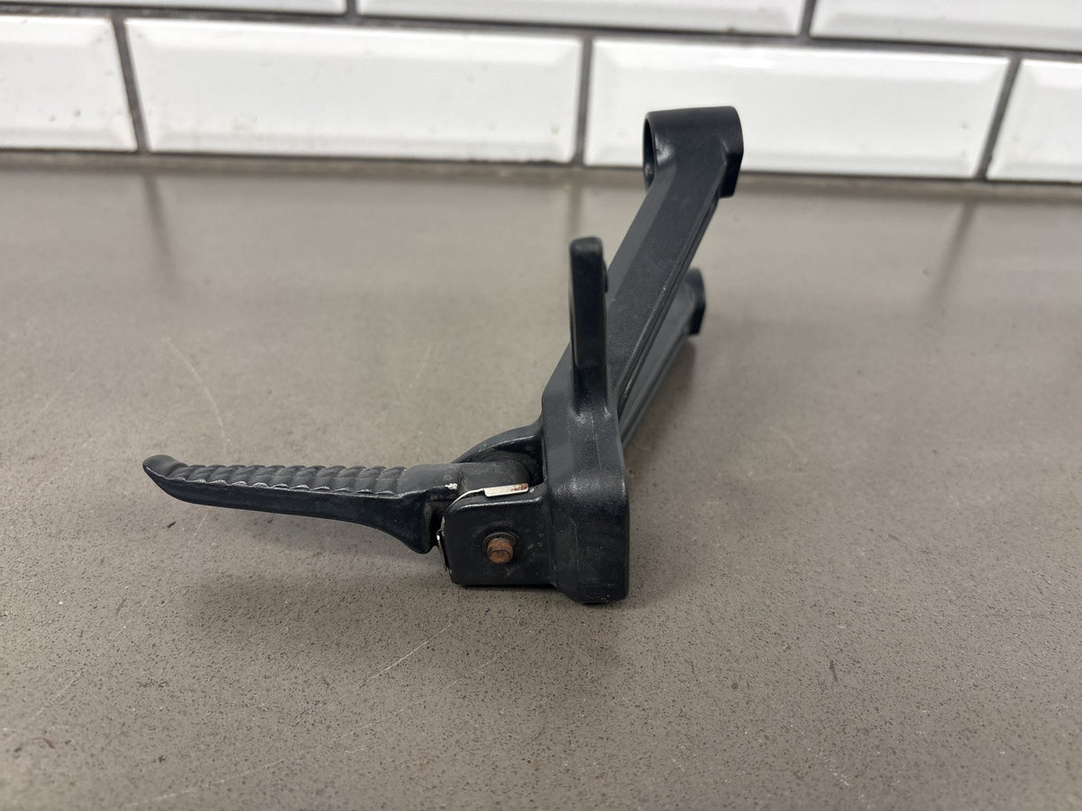 04-09 Suzuki SV650 SV650S Passenger Footpegs Pair OEM 43600-17G20 43700-17G20