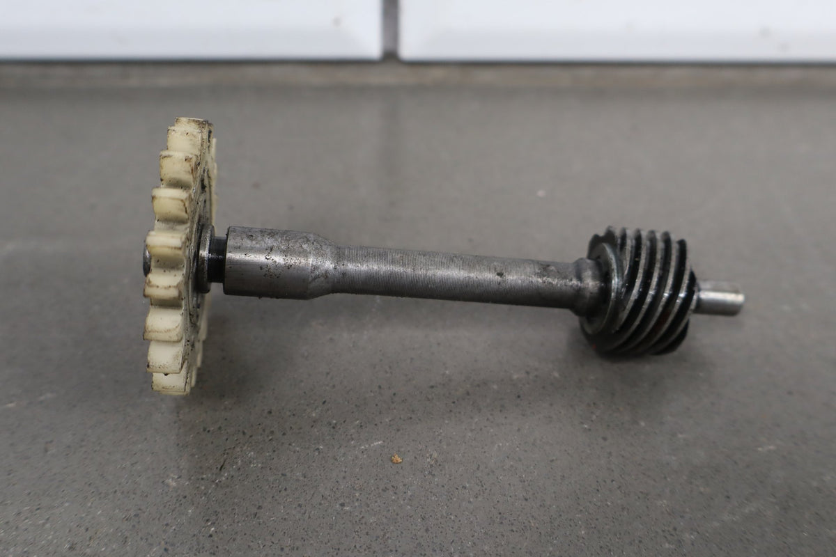 1973-1975 Yamaha RD350 Tach Drive Shaft Gear OEM 27-81786-10-00