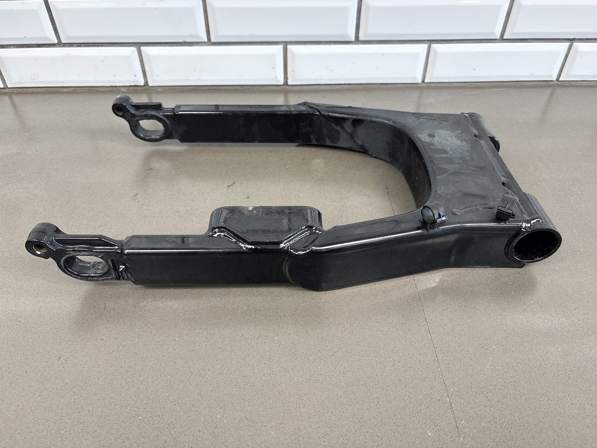 2002-2006 Harley Road King FLHR FLHRI FLHRCI FLHRS Swingarm Black OEM 47549-02A