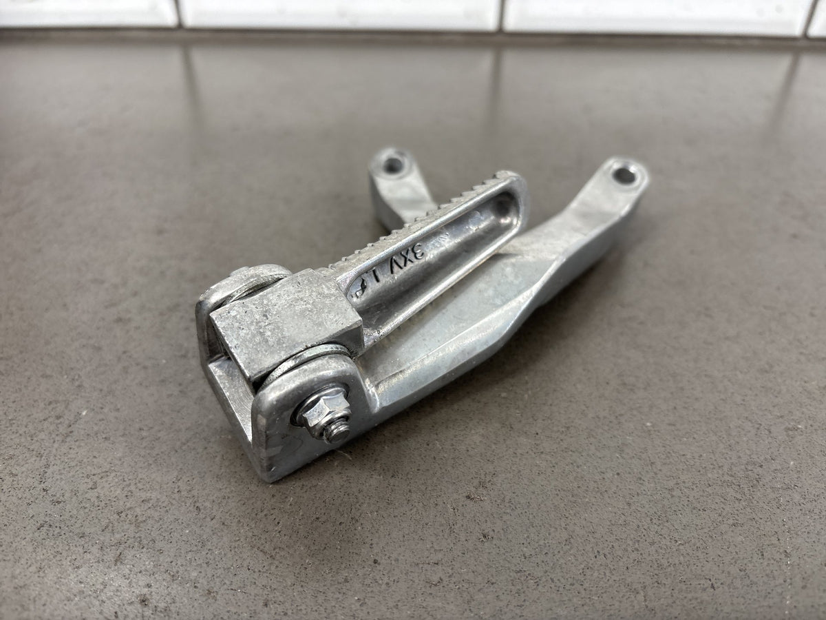 1999-2007 Yamaha YZF600R Pair Rear Passenger Foot Pegs w/ Brackets Silver OEM