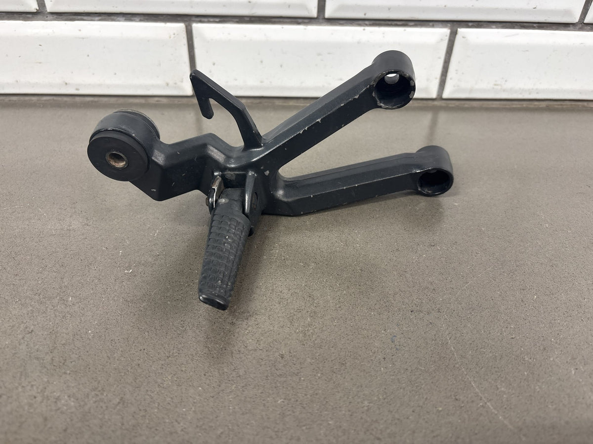 04-09 Suzuki SV650 SV650S Passenger Footpegs Pair OEM 43600-17G20 43700-17G20