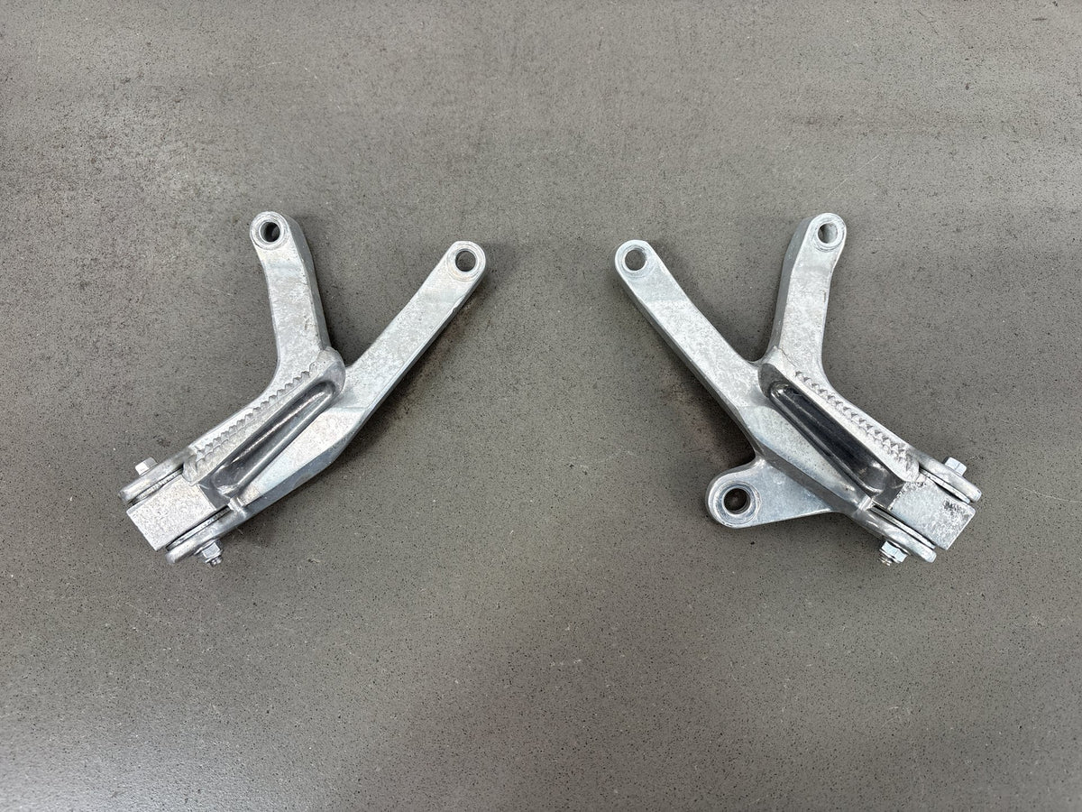 1999-2007 Yamaha YZF600R Pair Rear Passenger Foot Pegs w/ Brackets Silver OEM