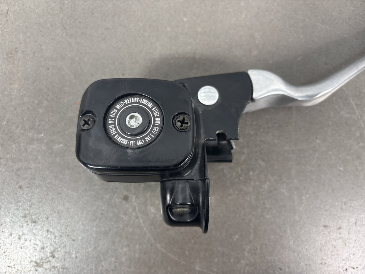 99-04 Harley Road King FLHR FLHRI FLHRCI Front Brake Master Cylinder 45013-96D