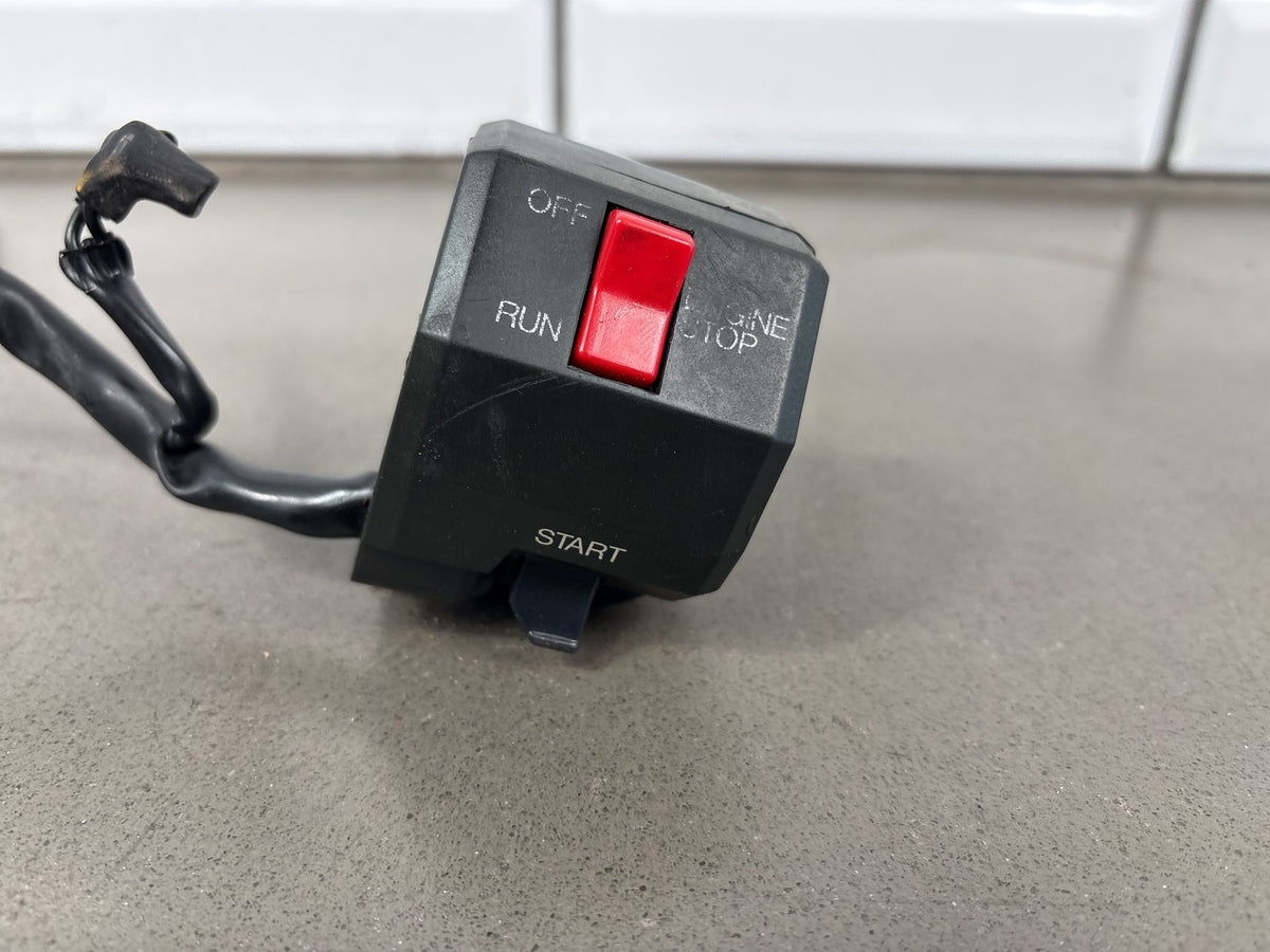1990-1993 Kawasaki Ninja ZX-11 ZX1100C Right Handlebar Switch Housing 46091-1561
