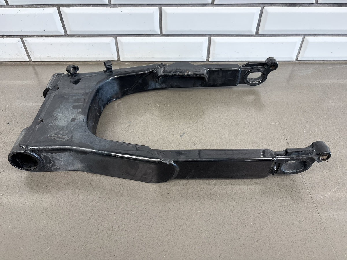 2002-2006 Harley Road King FLHR FLHRI FLHRCI FLHRS Swingarm Black OEM 47549-02A