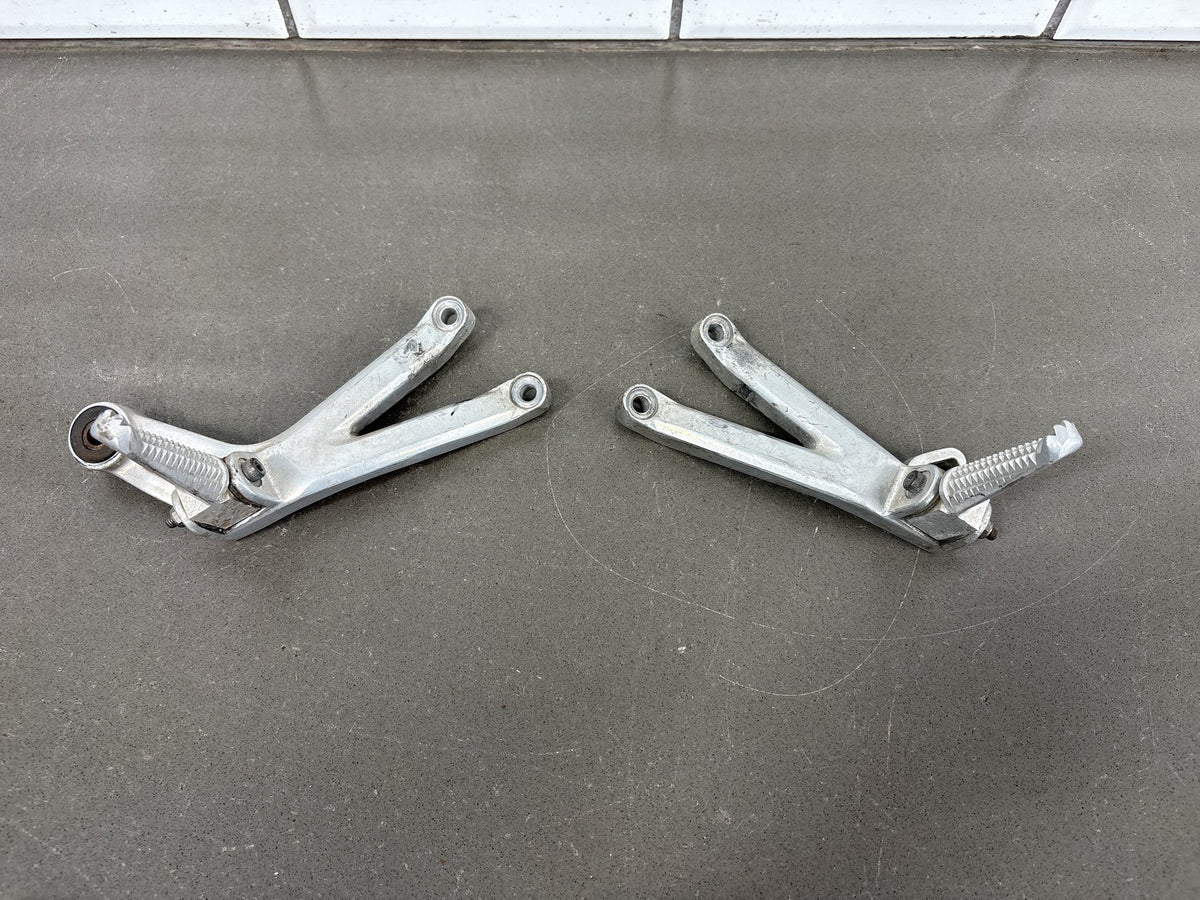 1999-2002 Yamaha YZF-R6 Rear Passenger Foot Peg Brackets Pair OEM