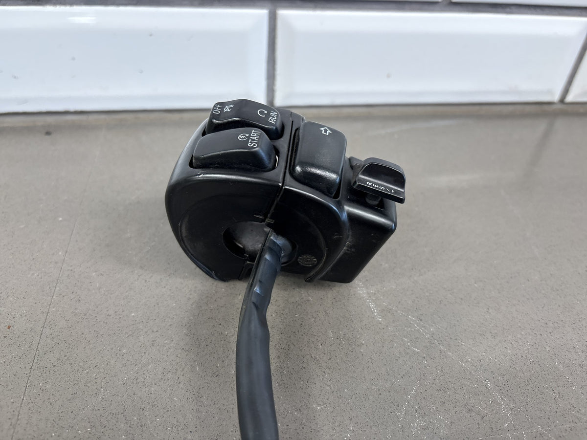 2002-2006 Harley Road King FLHRCI Right Switch Housing Black Cruise OEM 71564-96