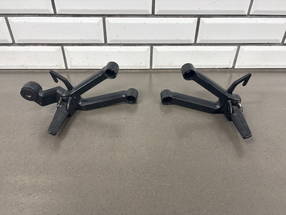 04-09 Suzuki SV650 SV650S Passenger Footpegs Pair OEM 43600-17G20 43700-17G20