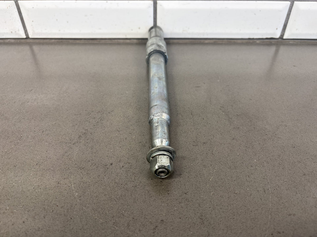 00-06 Harley Road King FLHR FLHRI FLHRCI FLHRS Front Axle Silver OEM 43364-00