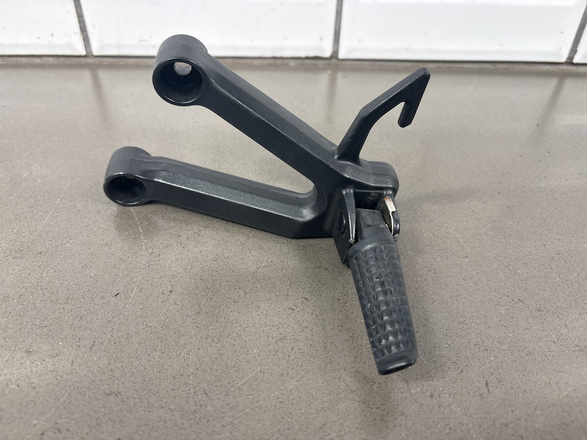 04-09 Suzuki SV650 SV650S Passenger Footpegs Pair OEM 43600-17G20 43700-17G20