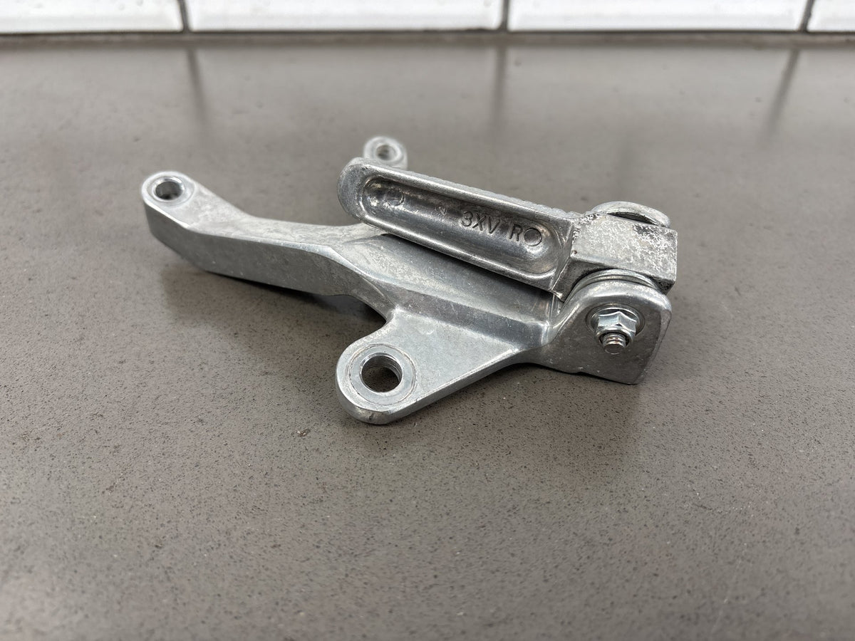 1999-2007 Yamaha YZF600R Pair Rear Passenger Foot Pegs w/ Brackets Silver OEM