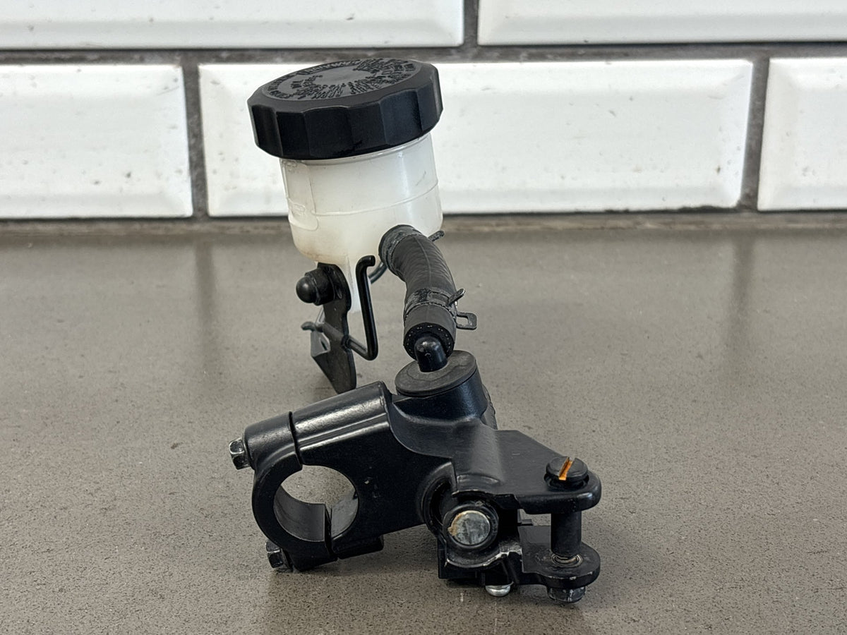 1999-2007 Yamaha YZF600R Front Brake Master Cylinder Nissin W Reservoir OEM