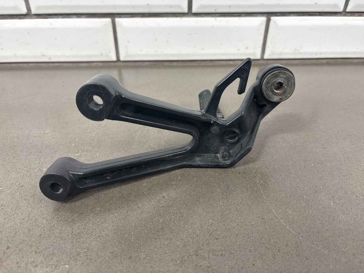 04-09 Suzuki SV650 SV650S Passenger Footpegs Pair OEM 43600-17G20 43700-17G20