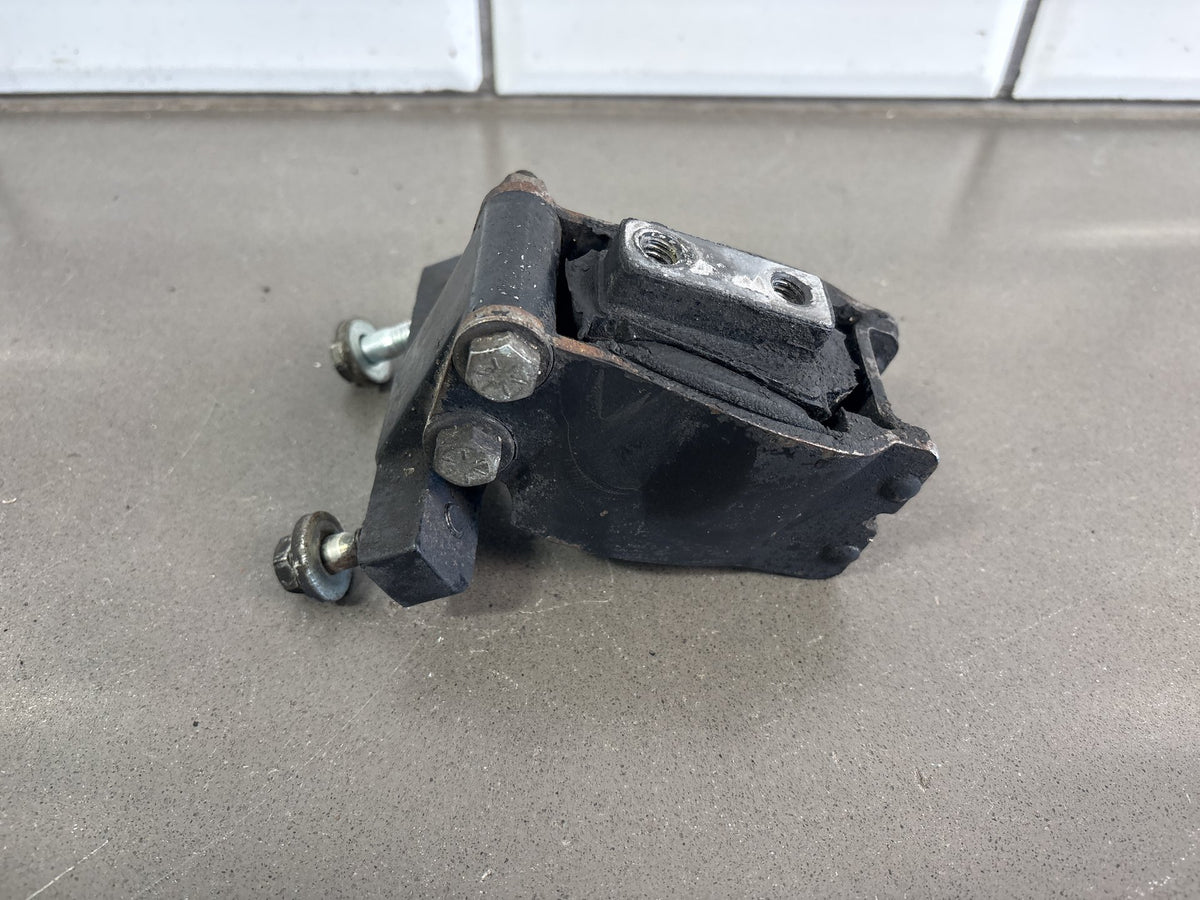 06-17 Dyna Super Glide Street Bob Fat Bob Harley Front Engine Isolator 47583-90B
