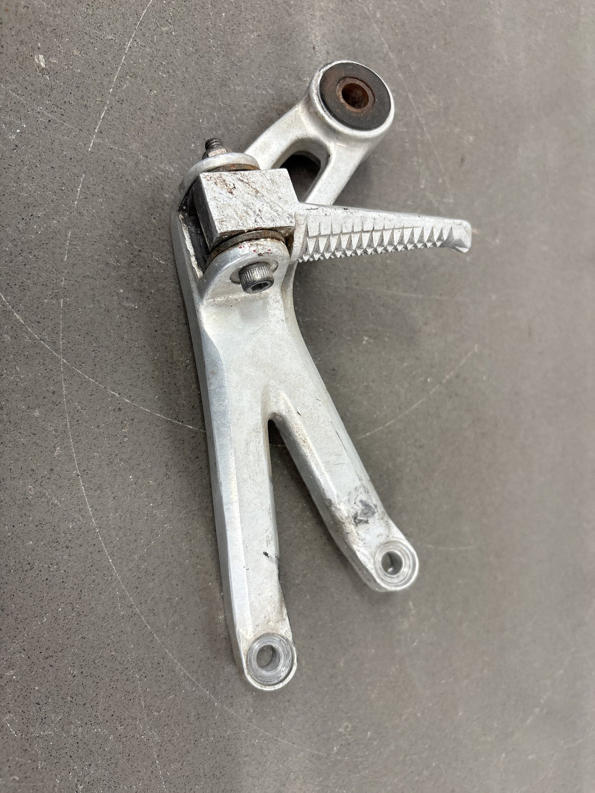 1999-2002 Yamaha YZF-R6 Rear Passenger Foot Peg Brackets Pair OEM
