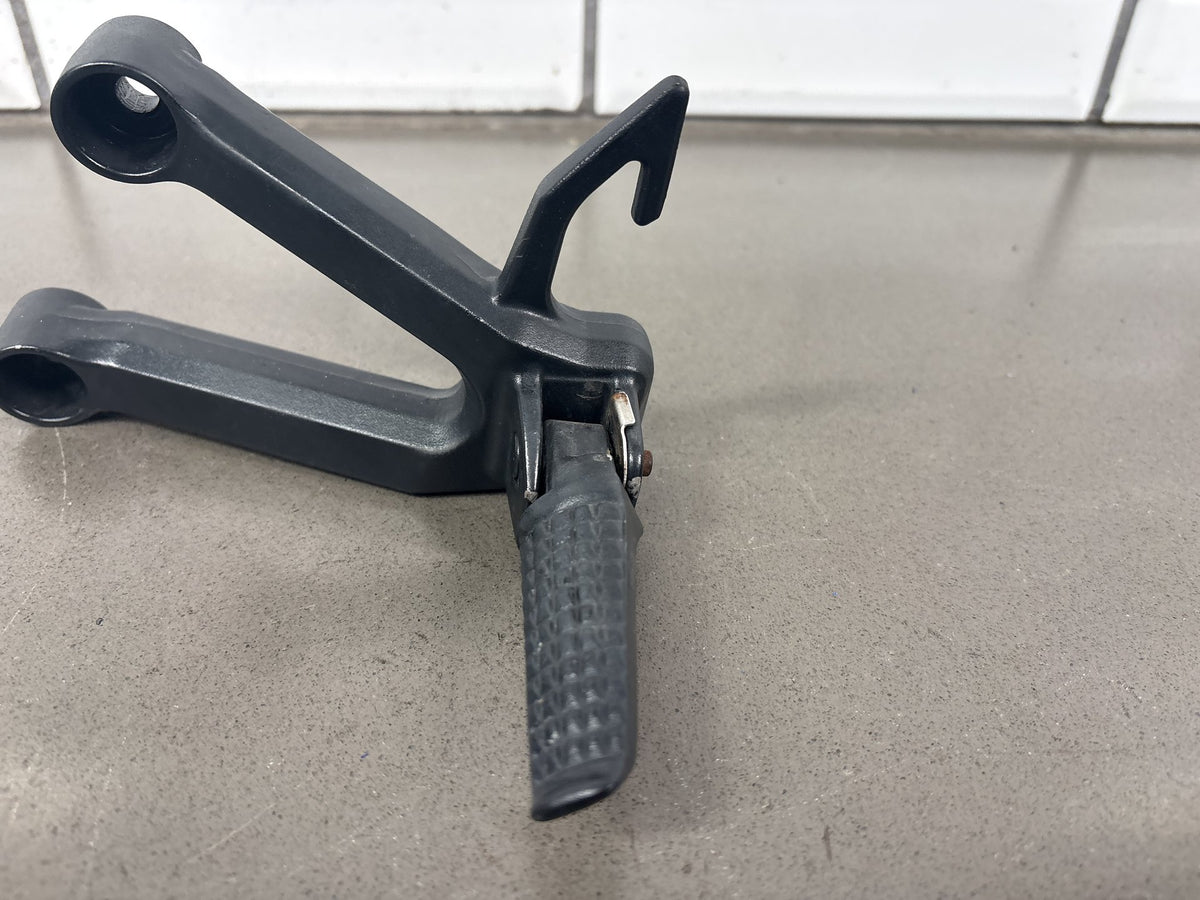 04-09 Suzuki SV650 SV650S Passenger Footpegs Pair OEM 43600-17G20 43700-17G20
