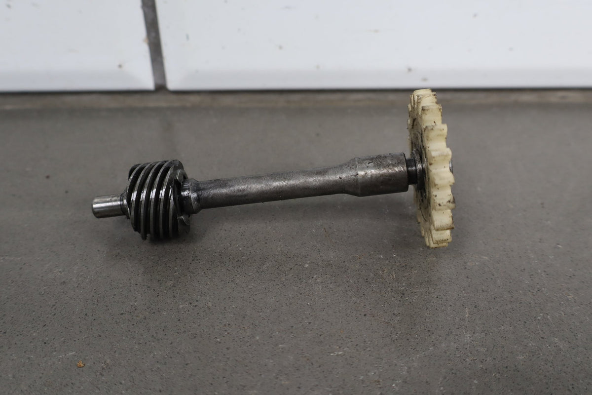 1973-1975 Yamaha RD350 Tach Drive Shaft Gear OEM 27-81786-10-00